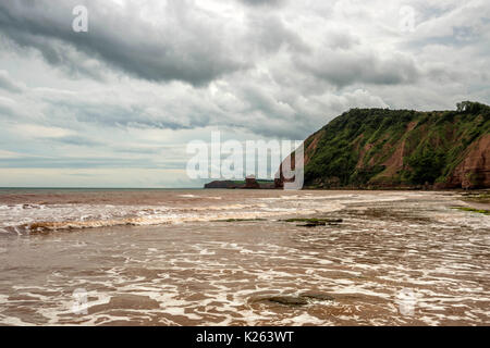 Große britische Küsten, der Darstellung der schönen Jurassic Coast, in der Nähe von Sidmouth Devon auf stürmischer Sommertag, Ft. Big Streikposten, Mann Gottes und die Gießpfanne Felsen. Stockfoto