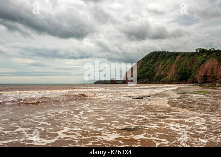 Große britische Küsten, der Darstellung der schönen Jurassic Coast, in der Nähe von Sidmouth Devon auf stürmischer Sommertag, Ft. Big Streikposten, Mann Gottes und die Gießpfanne Felsen. Stockfoto