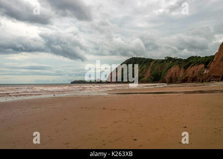 Große britische Küsten, der Darstellung der schönen Jurassic Coast, in der Nähe von Sidmouth Devon auf stürmischer Sommertag, Ft. Big Streikposten, Mann Gottes und die Gießpfanne Felsen. Stockfoto