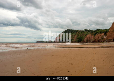 Große britische Küsten, der Darstellung der schönen Jurassic Coast, in der Nähe von Sidmouth Devon auf stürmischer Sommertag, Ft. Big Streikposten, Mann Gottes und die Gießpfanne Felsen. Stockfoto