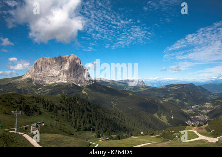 Wolke über dem Langkofel oder Langkofel steigende über dem Val Gardena Grodental im Hintergrund die Dolomiten Italien mit der Seiser Alm vorbei Stockfoto