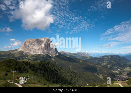 Wolke über dem Langkofel oder Langkofel steigende über dem Val Gardena Grodental im Hintergrund die Dolomiten Italien mit der Seiser Alm vorbei Stockfoto