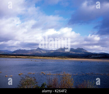 Moelwyn-Berge und Blick über die überfluteten Mündung des The Afon Glaslyn vom Maiskolben an Porthmadog Snowdonia Wales Cnicht Stockfoto