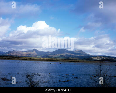 Moelwyn-Berge und Blick über die überfluteten Mündung des The Afon Glaslyn vom Maiskolben an Porthmadog Snowdonia Wales Cnicht Stockfoto