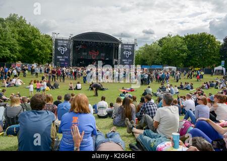 Eine junge Musik Fan das Tragen von Gehörschutz bei einem Musikfestival Sheffields Lucy Spaggan unterhält die Sonntag Gast auf der Bühne in Devonshire Green Stockfoto