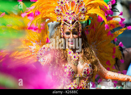 Menschen in Tracht an der Notting Hill Carnival 2017. Bis zu 1 Millionen Menschen auf den Straßen von Notting Hill für Europas größte Straßenkarneval. Stockfoto