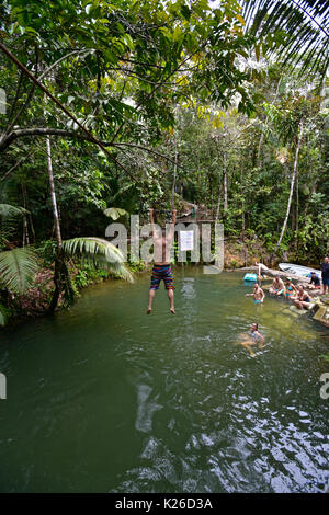 Touristische schwimmen in einem Süßwasser-Pool, Nationaler Naturpark Uramba, Bahia Malaga, Kolumbianische Pazifikküste Stockfoto