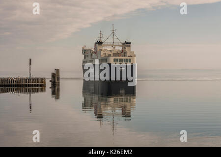 FYNSHAV, Dänemark - 7. Mai 2017: AlsFAERGEN Fähre Hafen am 7. Mai 2017 in Fynshav, Dänemark. Die Fähre verbindet Bojden Fynshav mit in Dänemark. Stockfoto