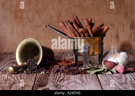 Kräuter und Gewürze auf einem Holztisch in der Küche Stockfoto