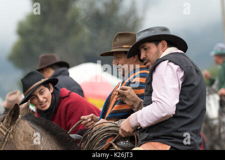 Juni 10, 2017 Toacazo, Ecuador: Cowboys auf ihr Pferd in einer Rede vor ländlichen Rodeo in den Anden Stockfoto