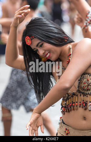 Juni 17, 2017 Pujili, Ecuador: indigene Tänzerin an der Corpus Christi jährliche Parade Stockfoto