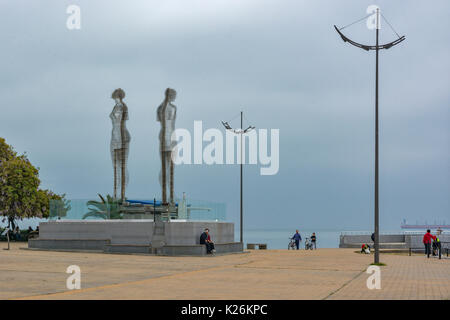 Verschieben von Metall Statuen von Ali und Nino von Tamara Kvesitadze in Batumi, Georgien Stockfoto