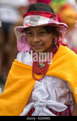 Juni 17, 2017 Pujili, Ecuador: junge einheimische Mädchen in heller Farbe traditionelle Kleidung in Corpus Christi Parade tanzen auf der Straße Stockfoto