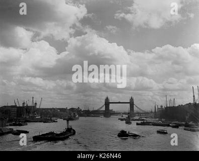 AJAXNETPHOTO. 8. AUGUST 1934. LONDON, ENGLAND. - Versand IN DEN POOL der London Tower Bridge entfernt. Foto: T.J. SPOONER COLL/AJAX VINTAGE BILDARCHIV REF; TJS 193408 1 Stockfoto