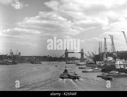 AJAXNETPHOTO. 30 th September, 1934. LONDON, ENGLAND. - Versand IN DEN POOL der London Tower Bridge entfernt. Foto: T.J. SPOONER COLL/AJAX VINTAGE BILDARCHIV REF; TJS 193409 7 Stockfoto