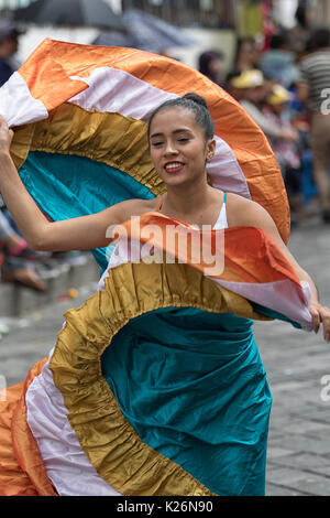 Juni 17, 2017 Pujili, Ecuador: indigene Tänzerin im kolonialen Stil Kleid an der Corpus Christi jährliche Parade Stockfoto