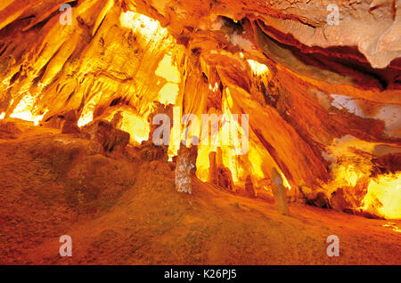 Die smartphone Momentaufnahme in einem Kalkstein Höhle Stockfoto