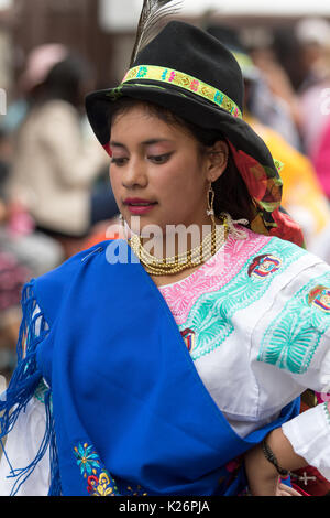 Juni 17, 2017 Pujili, Ecuador: Junge indigene Frau in heller Farbe traditionelle Kleidung in Corpus Christi Parade tanzen auf der Straße Stockfoto