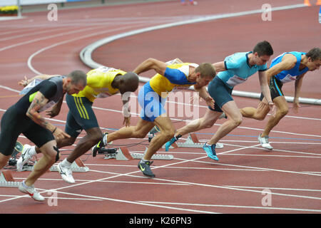 Schukowski, Moskau, Russland - 27. Juni 2014: Start der Männer 100 m während Znamensky Memorial. Die Wettbewerbe ist einer der Europäischen Leichtathletik Stockfoto