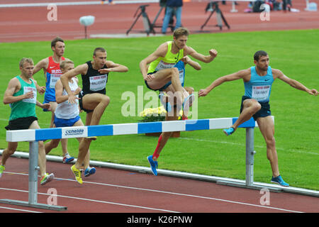 Schukowski, Moskau, Russland - 27. Juni 2014: Start der Männer 2000 Meter während Znamensky Memorial. Die Wettbewerbe ist einer der Europäischen athletische Stockfoto