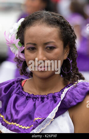 Juni 17, 2017 Pujili, Ecuador: Nahaufnahme von einer Tänzerin im traditionellen Kolonialstil Kleidung am Corpus Christi jährliche Parade angezogen Stockfoto
