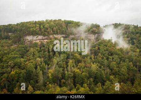 Felsen von Devil's Canyon Overlook in Kentucky Red River Gorge Geological Area gesehen. Stockfoto