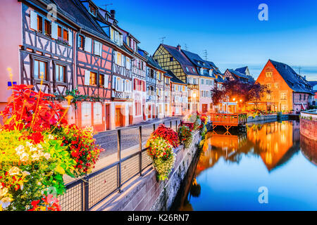 Colmar, Elsass, Frankreich. Little Venice, Wasser, Kanal und traditionellen Fachwerkhäusern. Stockfoto