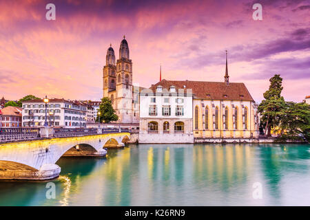 Zürich, Schweiz. Blick auf die historische Innenstadt mit dem berühmten Grossmünster Kirche, an der Limmat. Stockfoto