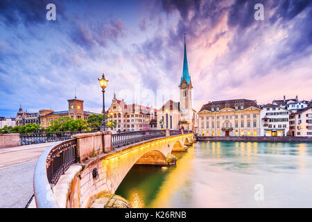 Zürich, Schweiz. Blick auf die historische Innenstadt mit dem berühmten Fraumunster Church, an der Limmat. Stockfoto