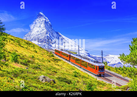 Zermatt, Schweiz. Gornergrat touristische Zug mit Matterhorn im Hintergrund. Wallis. Stockfoto