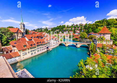 Bern, Schweiz. Blick auf das alte Stadtzentrum und Untertorbrucke Brücke über den Fluss Aare. Stockfoto