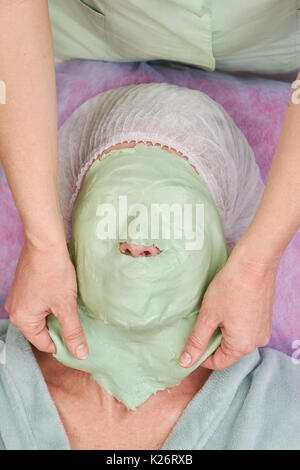 Hände entfernen Gesichtsmaske. Haut Therapie, Alginat. Stockfoto