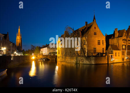 Brügge, Belgien - 18 April 2017: Das Dock des Rosenkranzes, Rozenhoedkaai, mit Glockenturm - Belfort bei Nacht, Brügge, Belgien Stockfoto