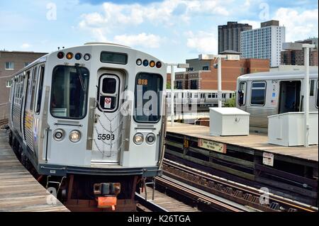 Chicago Bahnen gehen in entgegengesetzte Richtungen treffen an der Sheridan Road Station. Chicago, Illinois, USA. Stockfoto