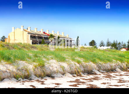 Reihe viktorianischer Blaustein und Sandstein drei Geschichte Terrassen, die Marines, mit Blick auf Henley Beach, South Australia. Stockfoto