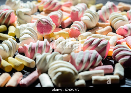 Mehrfarbige Marshmallow Hintergrund. Hintergrund der bunten und unterschiedlich in Form und Größe von Marshmallows. Süßigkeiten Hintergrund Stockfoto