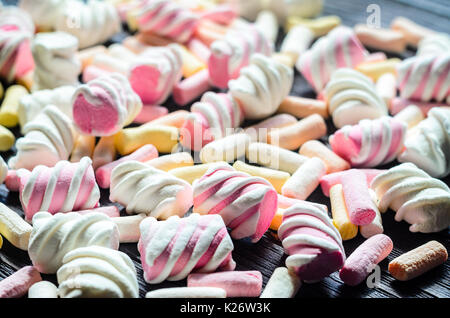 Mehrfarbige Marshmallow Hintergrund. Hintergrund der bunten und unterschiedlich in Form und Größe von Marshmallows. Süßigkeiten Hintergrund Stockfoto