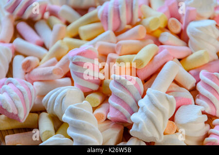 Mehrfarbige Marshmallow Hintergrund. Hintergrund der bunten und unterschiedlich in Form und Größe von Marshmallows. Süßigkeiten Hintergrund Stockfoto