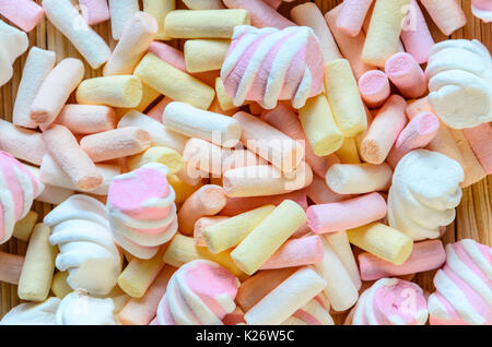 Mehrfarbige Marshmallow Hintergrund. Hintergrund der bunten und unterschiedlich in Form und Größe von Marshmallows. Süßigkeiten Hintergrund Stockfoto