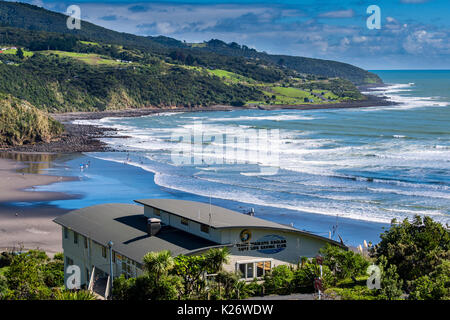 Surfer an Ngarunui Strand, Raglan, Region Waikato, Neuseeland, Nordinsel Stockfoto