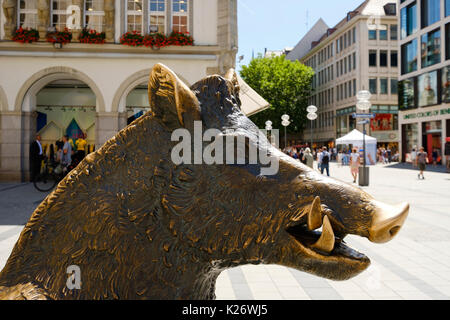 Bronze Skulptur sitzen Wildschwein vor der Deutschen Jagd- und Fischereimuseum, Neuhauser Straße, Altstadt, München, Oberbayern Stockfoto