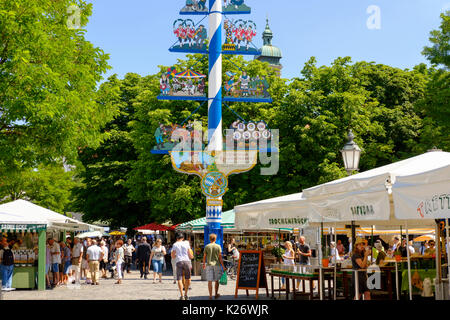 Maibaum, Viktualienmarkt, Altstadt, München, Oberbayern, Bayern, Deutschland Stockfoto