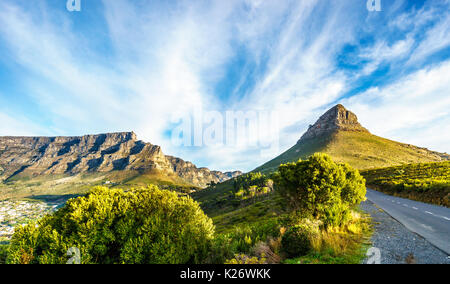 Sonnenuntergang auf dem Tafelberg, Lions Head und die Zwölf Apostel. Von der Straße auf den Signal Hill in Kapstadt, Südafrika gesehen Stockfoto