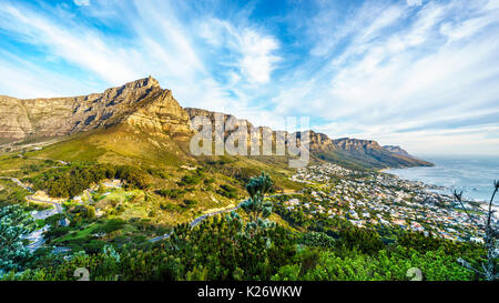 Sonnenuntergang auf dem Tafelberg, Camps Bay die Zwölf Apostel. Vom Wanderweg auf den Gipfel des Lions Head in Kapstadt, Südafrika gesehen Stockfoto