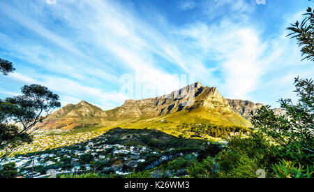 Sonne über Kapstadt, Tafelberg, Devils Peak, Lions Head und die Zwölf Apostel. Vom Signal Hill in Kapstadt, Südafrika gesehen