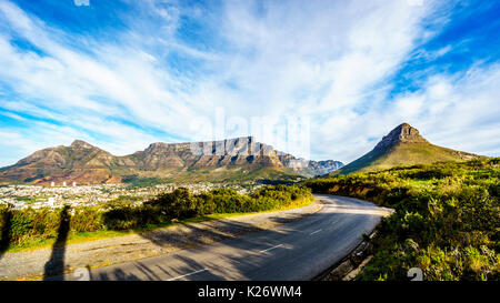 Sonne über Kapstadt, Tafelberg, Devils Peak, Lions Head und die Zwölf Apostel. Vom Signal Hill in Kapstadt, Südafrika gesehen Stockfoto