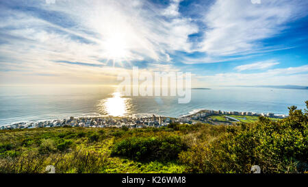 Sonnenuntergang über dem Atlantischen Ozean, Sea Point und Camps Bay. Vom Signal Hill in Kapstadt, Südafrika gesehen Stockfoto