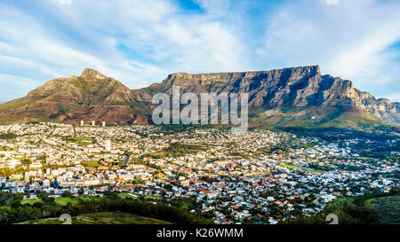 Sonne über Kapstadt, Tafelberg, Devils Peak, Lions Head und die Zwölf Apostel. Von der Straße auf den Signal Hill in Cape Town, South gesehen ein