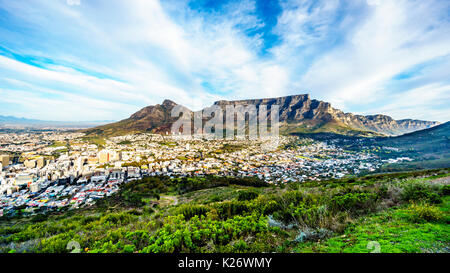 Sonne über Kapstadt, Tafelberg, Devils Peak, Lions Head und die Zwölf Apostel. Von der Straße auf den Signal Hill in Cape Town, South gesehen ein