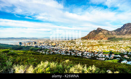 Sonnenuntergang auf dem Tafelberg, Devils Peak und Kapstadt. Von der Straße auf den Signal Hill in Kapstadt, Südafrika gesehen Stockfoto